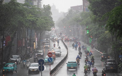 Ảnh: Hoàn lưu bão số 1 gây mưa lớn tại Hà Nội