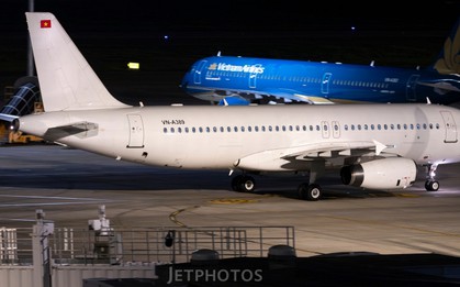 Cuối tháng 6, sân bay Tân Sơn Nhất ghi nhận một máy bay lạ hạ cánh