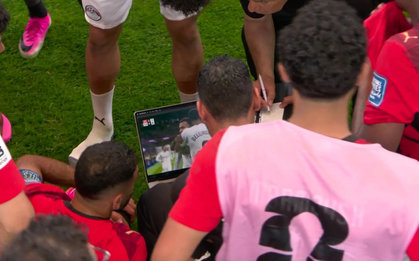 Đối thủ của Messi có màn "mang tài liệu vào phòng thi" viral nhất World Cup: Mở laptop "học lỏm" Mbappé ngay trước loạt sút luân lưu
