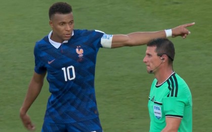 Mbappe lại khiến dân tình "cười nghiêng ngả" vì chỉ đạo trọng tài, tuyên bố cực gắt với Paraguay: "Thích va chạm thì chiều!"