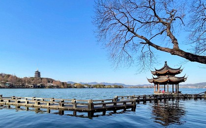 Cảnh tượng mưa lớn ở Tây Hồ khiến nhiều người bất ngờ, thốt lên: Không tin vào mắt mình