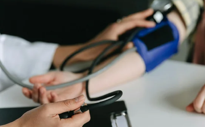 Đưa con gái 4 tuổi đi khám vì ngủ ngáy, kết quả xét nghiệm khiến bố mẹ "sốc nặng"