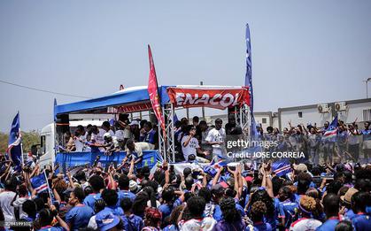 Thủ môn Vozinha ngồi xe tải, biển người Cape Verde chào đón những "người hùng" World Cup trở về