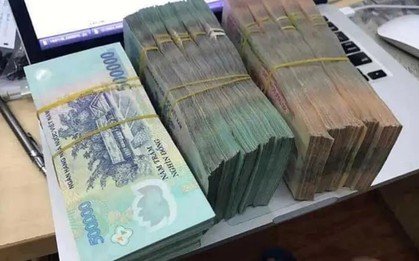 Phát hiện chiếc cặp màu tím chứa 500 triệu đồng tiền mặt với nhiều mệnh giá nằm chơ vơ trên Đại lộ Hoa Lư
