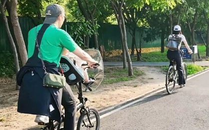 "Tóm gọn" chủ tịch showbiz và nàng thơ H.T đưa con trai đi chơi, ngoại hình quý tử thành tâm điểm