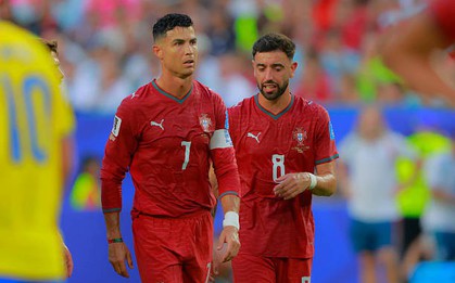 Bruno Fernandes "bỏ rơi" Ronaldo