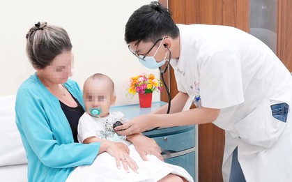 Cứu bệnh nhi 9 tháng tuổi người Kazakhstan nuốt phải kim băng đang bung mở