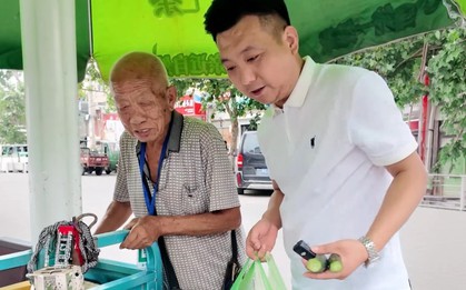 Mua hết rau cho lão nông, vlogger bị bạo lực mạng khi cụ gặp nạn trên đường về