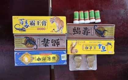 Công an kiểm tra 2 quầy hàng ở chợ phiên, thu giữ loạt sản phẩm lạ in chữ nước ngoài
