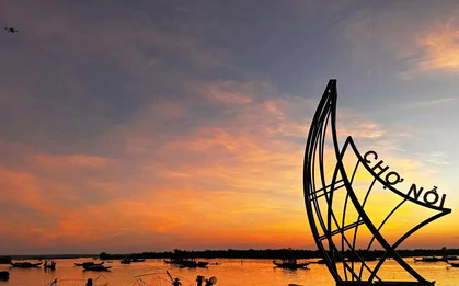 'Ban đêm kéo lưới, ban ngày làm tour' ở phá Tam Giang