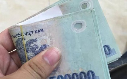Công an điều tra cọc tiền mặt 50 triệu đồng nằm chỏng chơ bên đường, người đàn ông SN 1990 phải làm việc với cơ quan chức năng