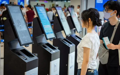 Khách đi máy bay xác thực sinh trắc học 10 giây tại Nội Bài