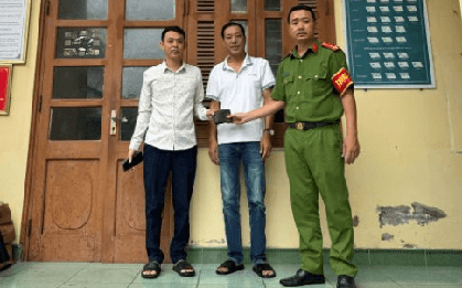 Điều tra cọc tiền mặt gần 11 triệu đồng nằm chỏng chơ bên đường, công an đặc khu Vân Đồn mời Phạm Minh Chiến SN 1996 tới làm việc