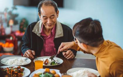 Phát hiện người đàn ông 65 tuổi đều đặn chi tiền mỗi sáng, tổng cộng gần 500 triệu đồng chỉ để "cho không" người lạ