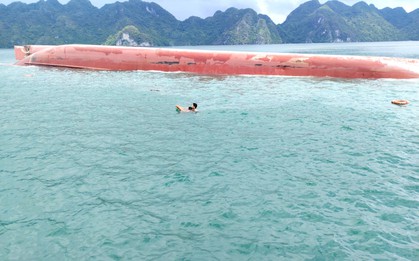 Lật tàu hàng trên biển Quảng Ninh, 5 người gặp nạn
