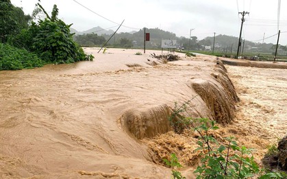 Mưa lớn gây ngập sâu ở Thái Nguyên, một bé trai bị lũ cuốn mất tích