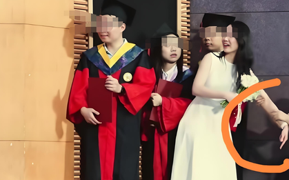 Khoảnh khắc cầu hôn ngay lễ trao bằng tiến sĩ khiến MXH chia phe: Người khen lãng mạn, người chê phá luật