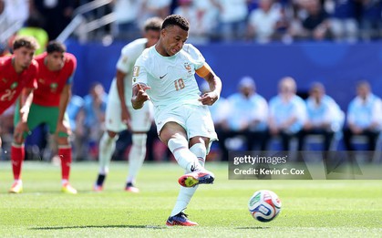Mbappe sút trượt penalty giống Messi trong ngày đi vào lịch sử World Cup