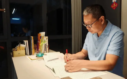 "Bố giỏi thì đi học Thạc sĩ đi" - Nữ sinh bị nhắc chuyện học, đã không nghe còn thách thức, 5 tháng sau muối mặt