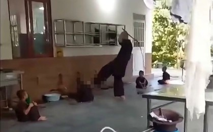 Gã đàn ông mặc áo nâu sòng đánh bé trai tàn bạo như thời trung cổ