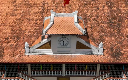 Độc lạ chiếc đồng hồ trăm tuổi gắn với ngôi trường hơn 120 năm ở TPHCM