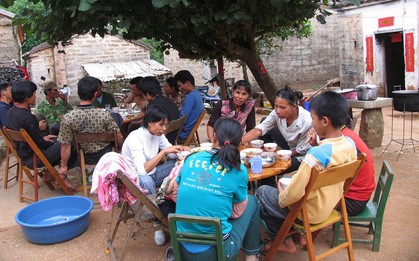 Con đỗ đại học, bố mẹ mời cả làng ăn mừng nhưng một câu nói của hàng xóm khiến cả nhà chạnh lòng