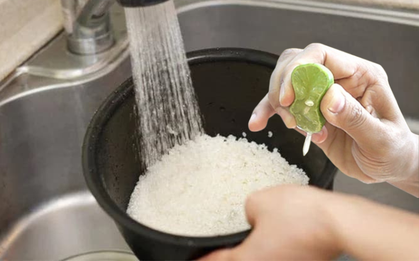 Vì sao nên vắt vài giọt nước chanh trước khi vo gạo nấu cơm?