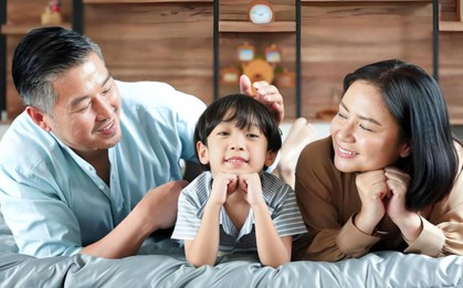 Một hành động thể hiện sự tự hào của cha mẹ với con cái nhưng chính con cái lại cảm thấy khó chịu vô cùng!