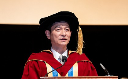 Thiên vương Lưu Đức Hoa nhận bằng tiến sĩ ở tuổi 64, trường đại học khẳng định: "AI không thể thay thế anh ấy"