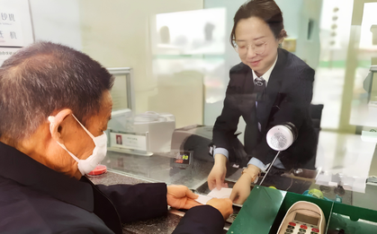 Chuyển khoản nhầm 387 triệu đồng cho cụ ông 75 tuổi không biết dùng điện thoại, người đàn ông phải báo công an