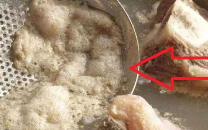 Lớp bọt nổi lên khi hầm xương là dưỡng chất hay tạp chất, có nên vớt bỏ?