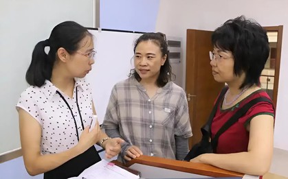 Nhắn tin cho phụ huynh lúc tối muộn, cô giáo bất ngờ bị mắng xối xả: Cộng đồng mạng đọc tin nhắn xong, ai cũng bênh cô