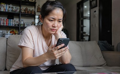 "Vào điện thoại của con xem tin nhắn mới tá hoả..." - Có gì mà bà mẹ Hà Nội hốt hoảng cảnh báo các phụ huynh khác thế này?