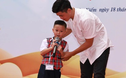 Cháu trai cựu Chủ tịch nổi tiếng làng bóng đá nhập học lớp 1, đem theo hai chiếc áo full chữ ký cầu thủ tặng trường