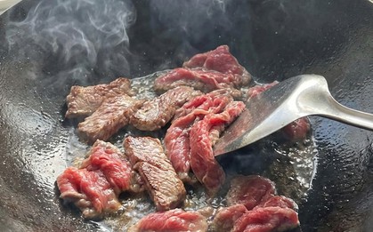 Vì sao đầu bếp chuyên nghiệp không ướp thịt bò với muối?