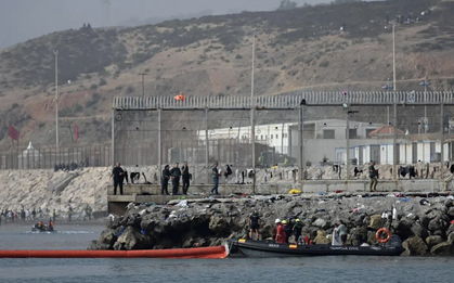 67 người thiệt mạng sau làn sóng di cư vào Ceuta, Tây Ban Nha dựng rào chắn nổi