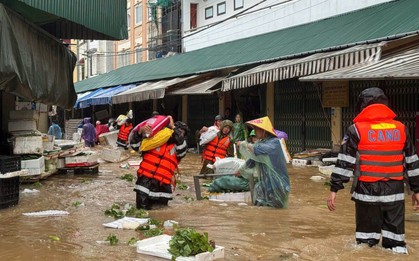 Mưa lớn nhấn chìm chợ đầu mối ở Lạng Sơn, gần 1.000 người xuyên đêm ứng cứu
