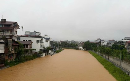 Mưa xối xả gây ngập sâu, sạt lở nhiều tuyến đường ở Cao Bằng