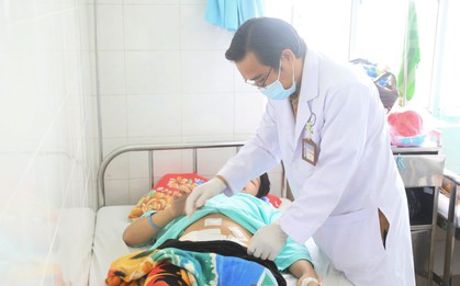 Cần Thơ: Thiếu niên 15 tuổi bị đùa giỡn xịt khí nén công nghiệp vào vùng hậu môn, các bác sĩ cấp cứu khẩn cấp