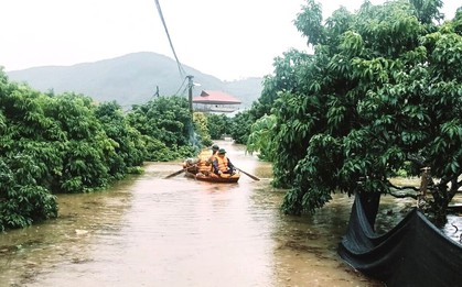 Hơn 100 hộ dân ở Bắc Ninh bị cô lập, chính quyền kêu gọi thuyền cứu hộ