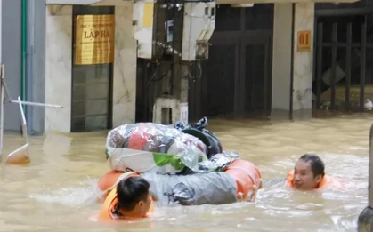 Nhà ngập đến mái, người dân Lạng Sơn bơi trên lũ để di tản