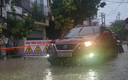 Mưa từ sáng đến tối, nhiều phố trung tâm Hải Phòng ngập sâu