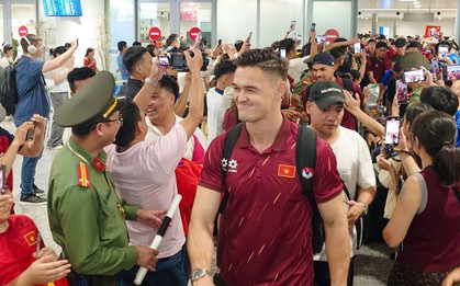 Tuyển Việt Nam về đến Hà Nội trong vòng tay yêu thương của người hâm mộ, an toàn sau 2 giờ hoãn chuyến bay