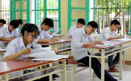 Học sinh cao 1,8 m, vẫn ngồi chiếc bàn "nhỏ xíu" ở trường