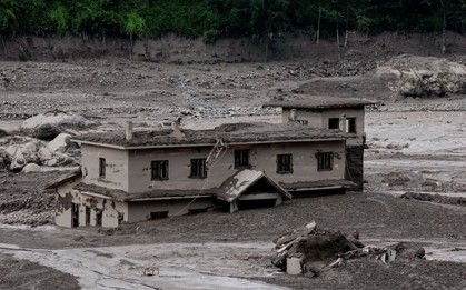 Nguyên nhân vụ lở đất, lũ quét kinh hoàng nhấn chìm cửa khẩu Nepal - Trung Quốc