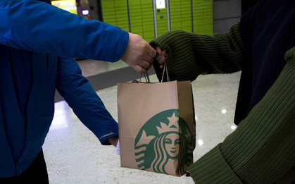 Giao Starbucks cho khách, shipper bất ngờ nhận được khoản tiền gần 26 tỷ đồng