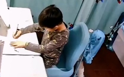 Bà mẹ làm bài tập thay con, vô tư đăng lên mạng nhưng quên chặn giáo viên chủ nhiệm: Cái kết khiến nhiều người bật khóc