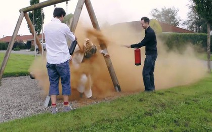 Sinh nhật khó quên ở Đan Mạch: 25 tuổi mà vẫn ‘ế’ có thể bị bạn bè trói vào cột, phủ đầy bột quế