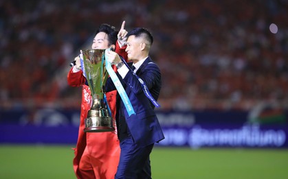 Danh thủ Công Vinh diện vest bảnh bao, giơ cao chiếc cúp vô địch ASEAN Cup 2026 trước hàng ngàn CĐV ở Mỹ Đình