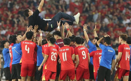 Dàn cầu thủ ĐT Việt Nam tung HLV Kim Sang-sik lên cao, cầm áo Duy Mạnh ăn mừng khi đả bại Thái Lan, lên ngôi vô địch Asean Cup 2026